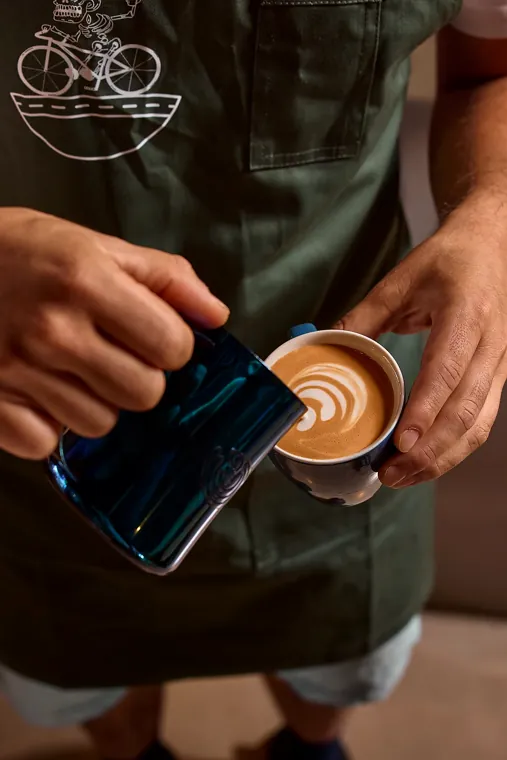 Latte art vertido por el barista
