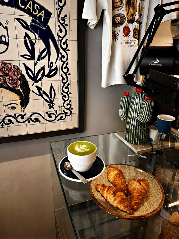 Cruasanes y matcha de la vitrina