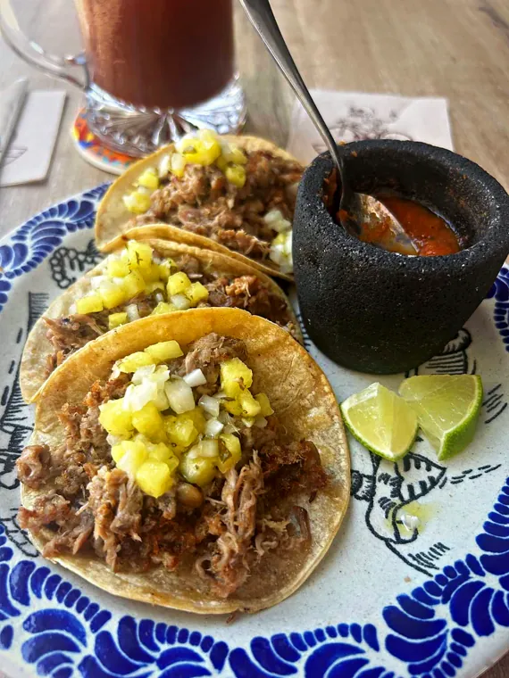 Tacos de carnitas con piña